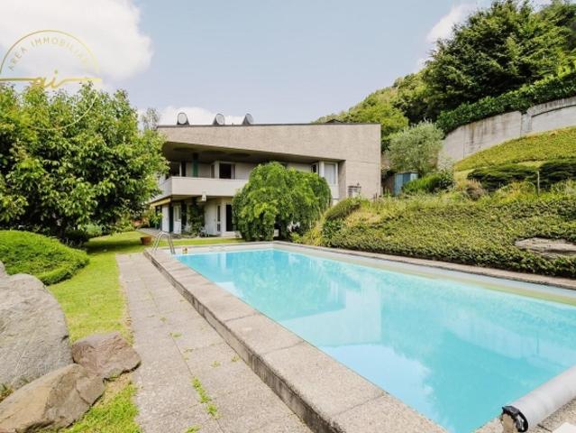 PRESTIGIOSE ZWEIFAMILIENVILLA MIT SCHWIMMBAD UND GROSSEN RAUMEN