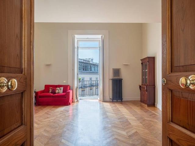 Prestigioso appartamento con ampio balcone nel cuore di Chiaia