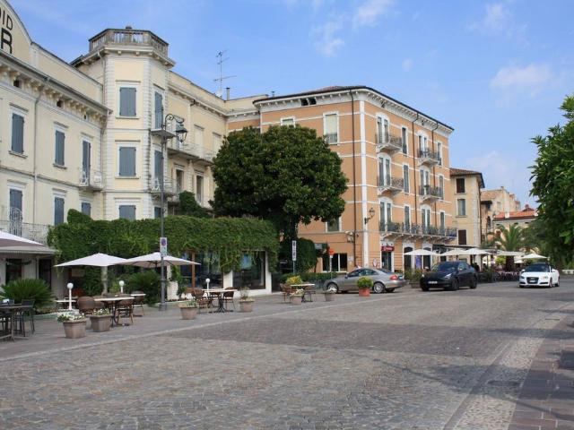 Prestigioso appartamento di 160 m² in vendita Piazza U. Papa 5, Desenzano del Garda, Lombardia