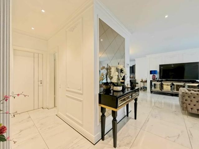 Prestigioso attico con spazi generosi e tre balconi panoramici