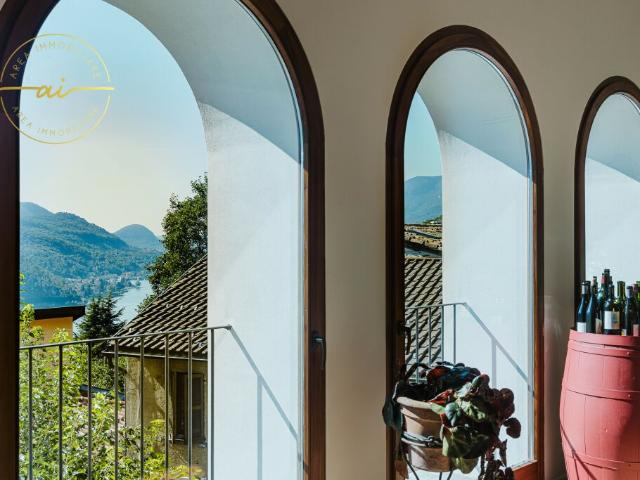 PRESTIGIOSO EDIFICIO CON 3 UNITÁ ABITATIVE INDIPENDENTI