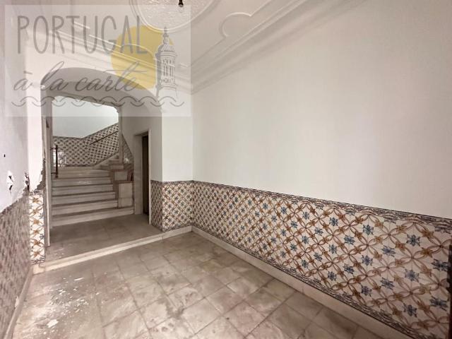 Prestígioso edifício histórico para renovar, 706 m2, no cent. 706m² Alcáçova