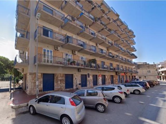 PRESTIGIOSO LOCALE COMMERCIALE DI AMPIA METRATURA CENTRO URBANO MONDRAGONE