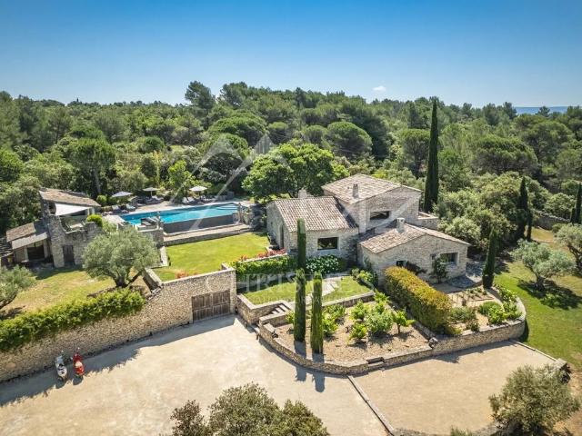 Prestigieuse maison de campagne de 280 m2 en location Gordes, Provence Alpes Côte d'Azur
