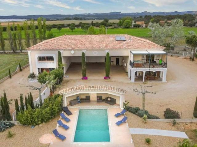 Maison de luxe de 10 pièces en vente à Arles, Provence Alpes Côte d'Azur