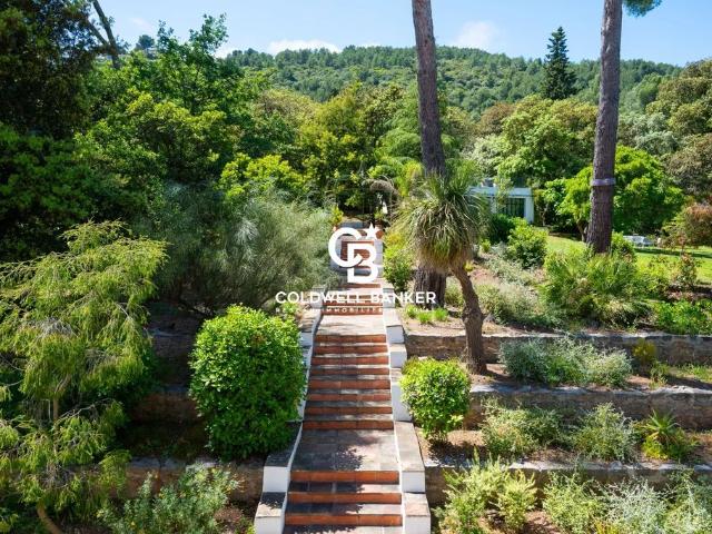 Maison de luxe de 9 pièces en vente à Hyères, France