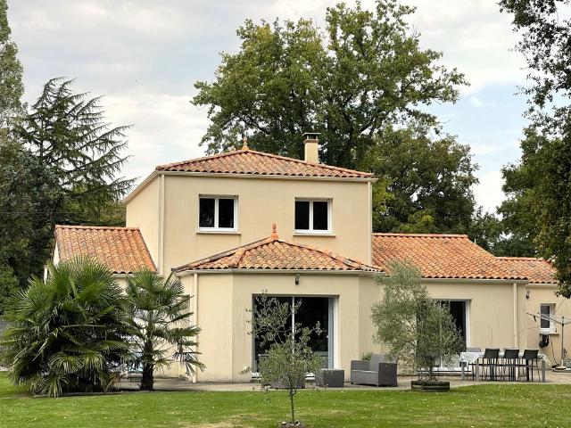 Prestigieuse Maison en vente Le Cellier, France