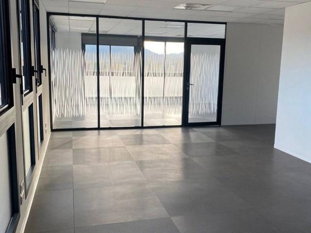 Prestigieux bureau de 214 m2 en location Aubagne, Provence Alpes Côte d'Azur
