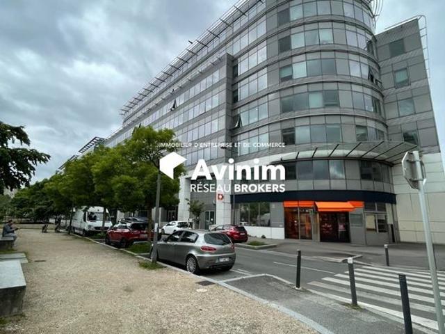 Prestigieux bureau de 2250 m2 en location Bobigny, Île de France