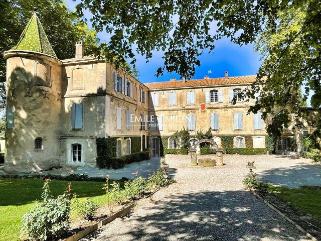 Prestigieux château de 1200 m2 en location Vernègues, France