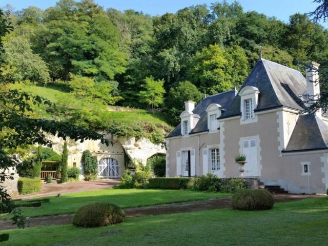 Prestigieux château en vente La Chartre sur le Loir, France