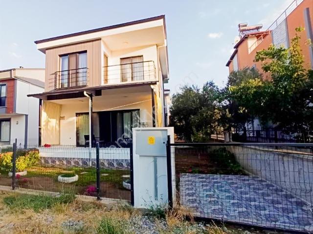 Prestijden Geniş Bahçeli Denize Yakın 3+1 Villa