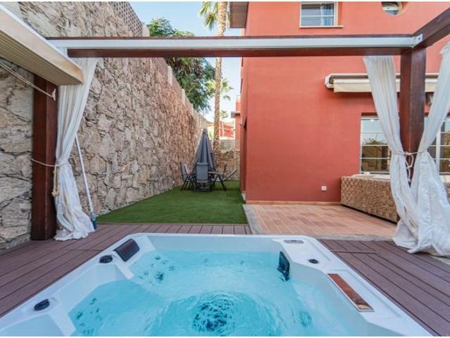 Privacidad, espacio y vistas en Tauro, Magnífica casa de esquina con parcela de 307 m2