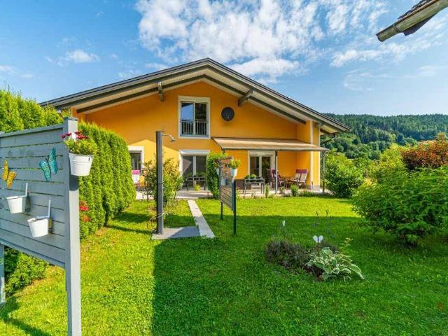PRIVATVERKAUF Gepflegtes Haus am Wörthersee zwischen Velden / Pörtschach am Waldrand mit toller Terrasse, Doppelcarport, Nebengebäude/ Werkstatt, Garten, Moderner Dachboden, nutzbar als Appartement, Home Office, Labor, Atelier, Fotostudio etc