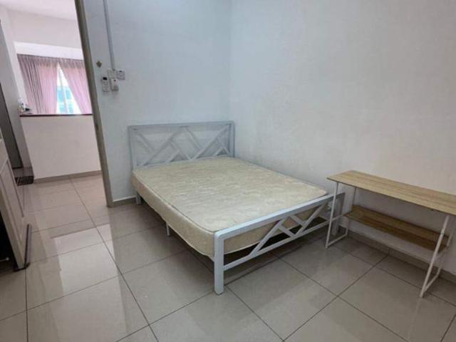 Private Middle room with fully furnished with a shared bathroom. At Bandar Botanik town house