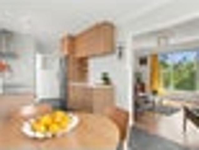 Private and sunny, cheerful by nature!