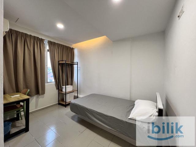 Private Bathroom Middle RoomFree Deposit Near to Serdang MRT Station