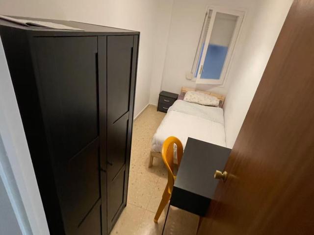 Private Bedroom in Glòries Area, Poblenou
