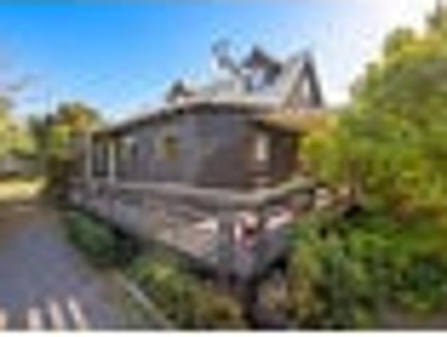Private Coastal Retreat Central Clarks Beach