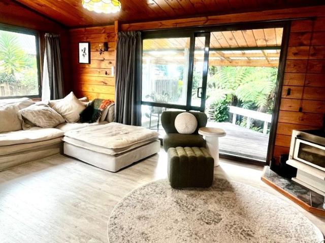 Private Home In Prime Chartwell Location – Walk To Shops