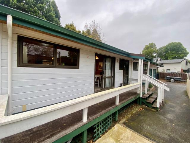 Private Home In Prime Chartwell Location – Walk To Shops