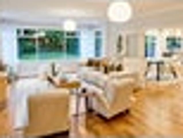 Private lifestyle retreat with cottage and court