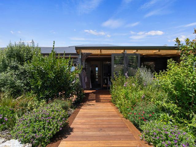Private Lifestyle Retreat with Stunning Views!