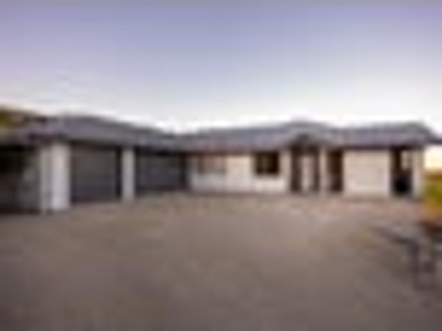 Private Location | Triple Garaging & Views