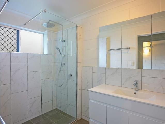 Private rear setting in a central Hyde Park location