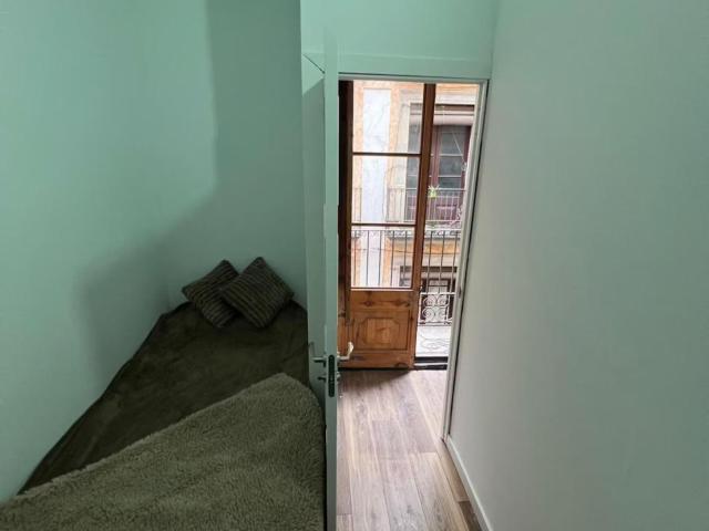 Private room in apartment close to Drassanes metro station