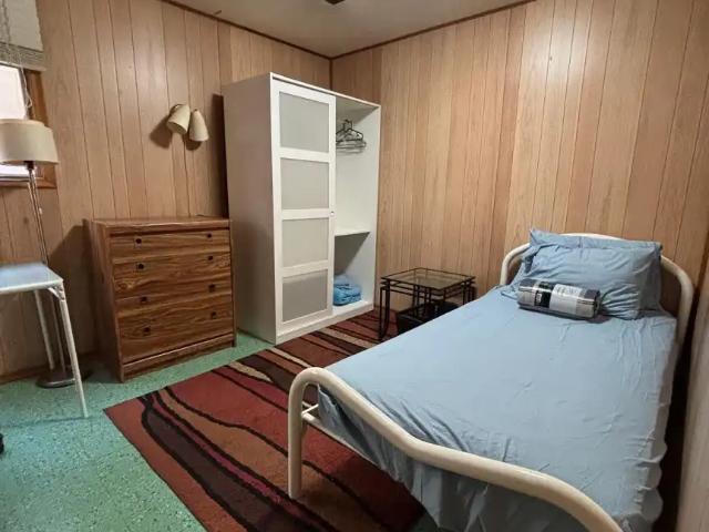Private room in SHARED walkout basement near University