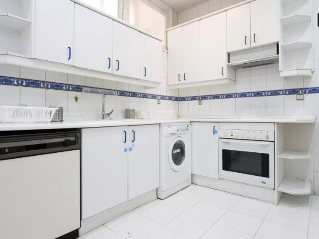 Private room with chest of drawers in 7 bedroom apartment, Retiro