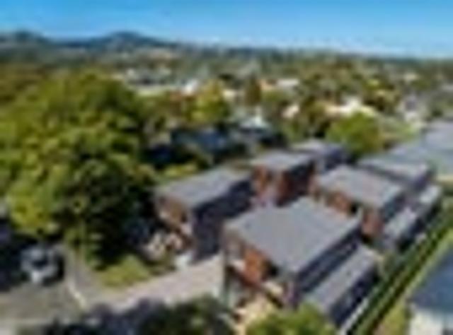 Private stand alone 2 bed with office!