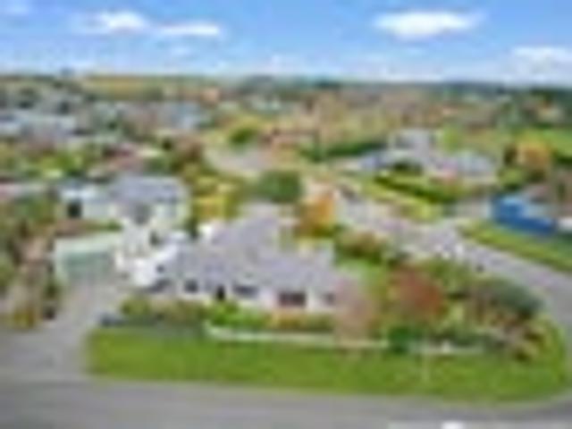 Private, Sunny family home close to Weston School