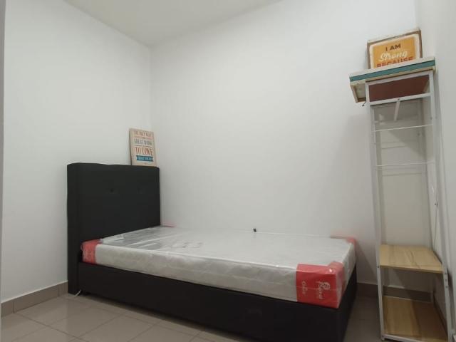 PRIVATE SINGLE ROOM WITH BATHROOM NEAR BUKIT JELUTONG, U3,U8,GROCERY