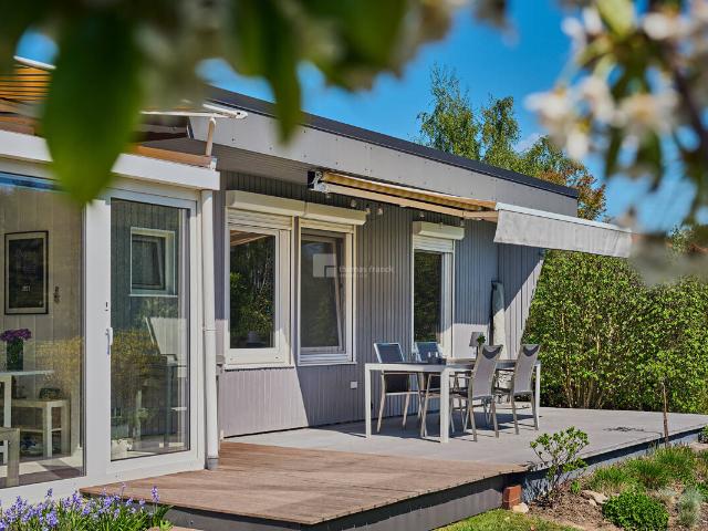 Privates Paradies am Schweriner See: Charmanter Bungalow Wintergarten eigenem Bootsanleger