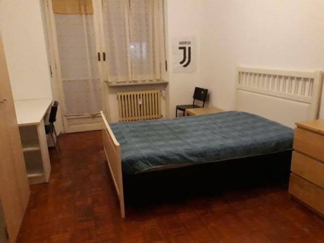 Privato affitta 2 camere singole in piazza Galimberti vicino economia