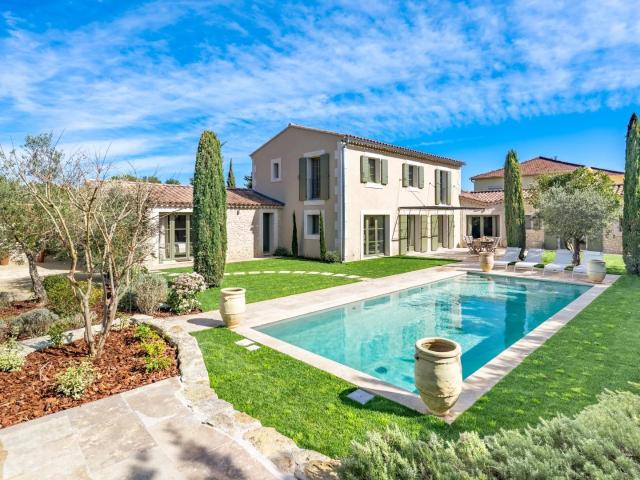 Privée, cette superbe propriété a été entièrement rénovée en. 242m² Eygalières