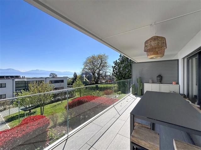 Privilegiertes Wohnumfeld moderne 4,5 Zimmer Wohnung mit Balkon und außergewöhnlicher Blick auf den See
