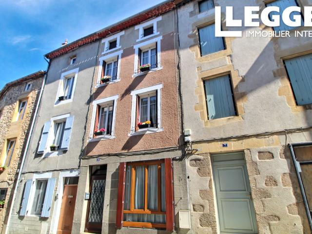 Prix ​​négociable. Une maison de ville idéale à Confolens, avec une chambre, parfaite comme pied à terre