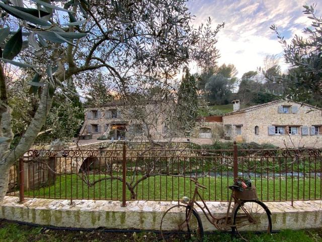 Price 520m² Le Rouret