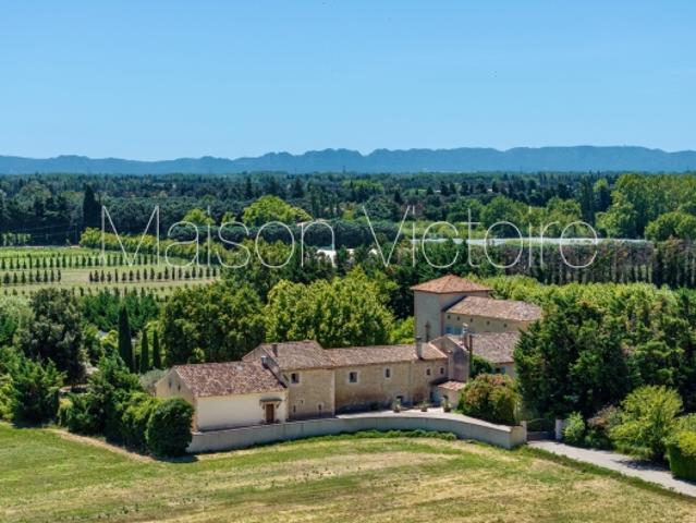 Prieuré historique avec mas provençal attenant et piscines