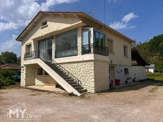 PRIGONRIEUX: Maison familiale avec piscine et grand terrain
