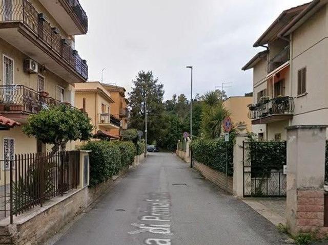 Prima porta elegante monolocale arredato