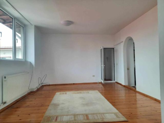 Primaverii langa liceul Jean Monnet, 4 camere in vila,singur pe etaj