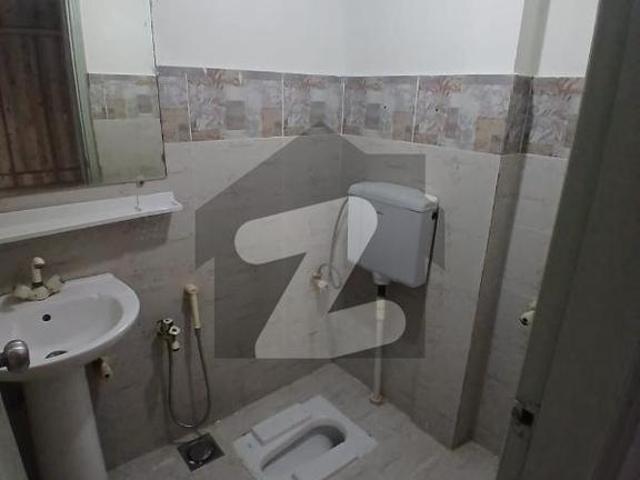 Prime 2nd floor 3 bedroom with lift executive apartment for rent in bukhari commercial area