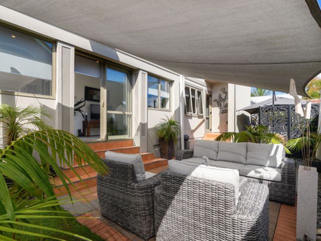Prime Avenue cul de sac with views