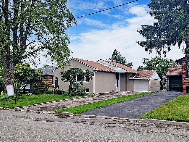 Prime Etobicoke Gem! Open Concept Kitchen & Hardwood Floors!