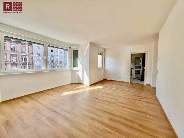 Sonnige 3 Zimmer Wohnung mit zwei Balkonen, Aufzug & Garage in ruhiger Wohnlage