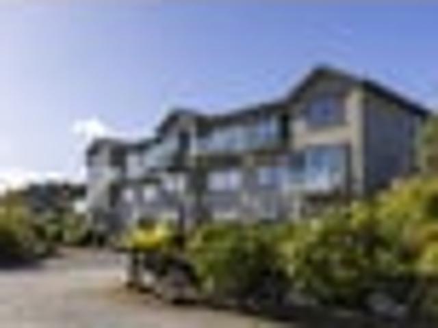 Prime lakeside hotel with development potential